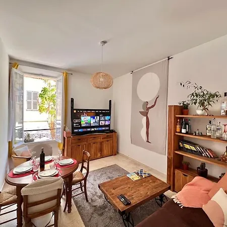 Apartment : Commandant Andre/florian Pieton *