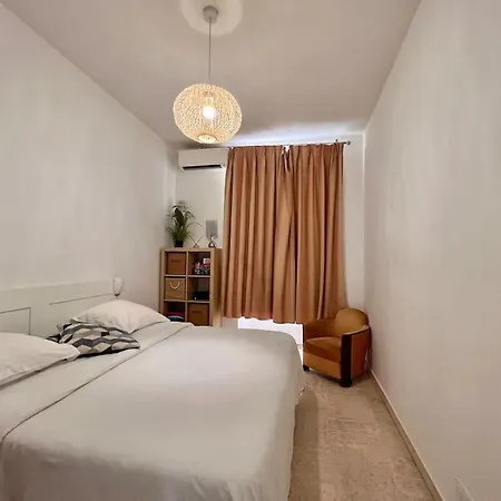 : Commandant Andre/florian Pieton Apartment *